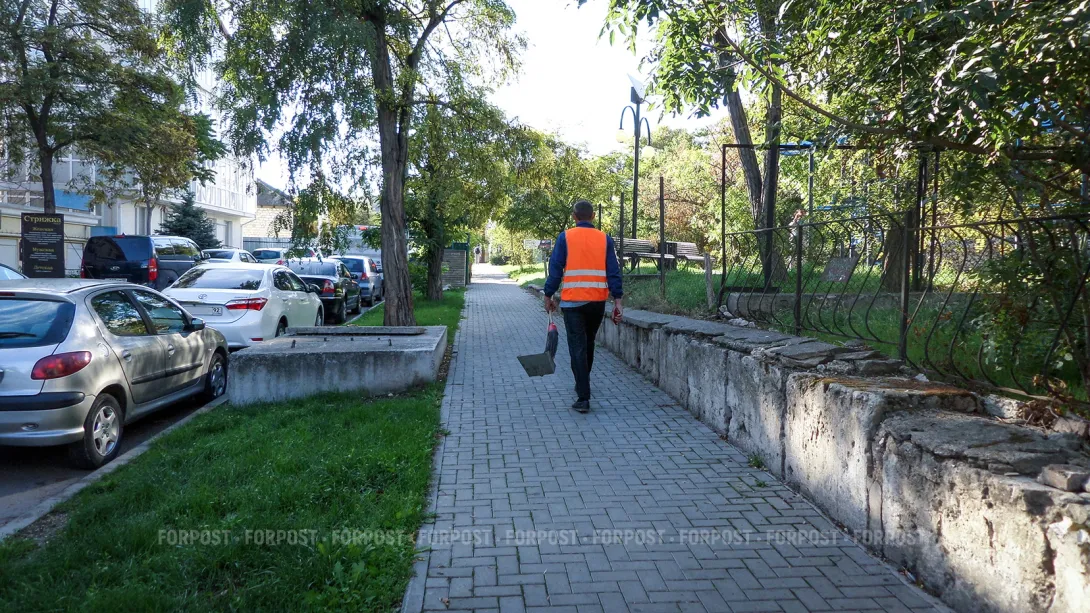 «Какое-то унижение»: в Севастополе глухонемым дворникам полгода не платят зарплату