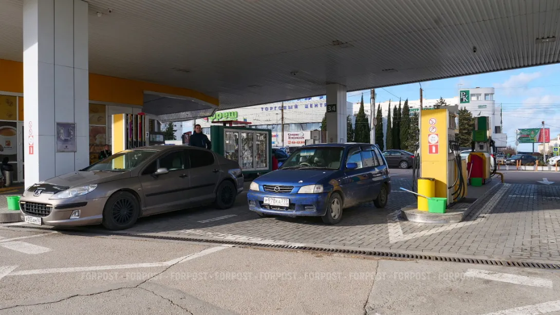 Почему вода на автозаправках стоит в три-пять раз дороже, чем в магазине?