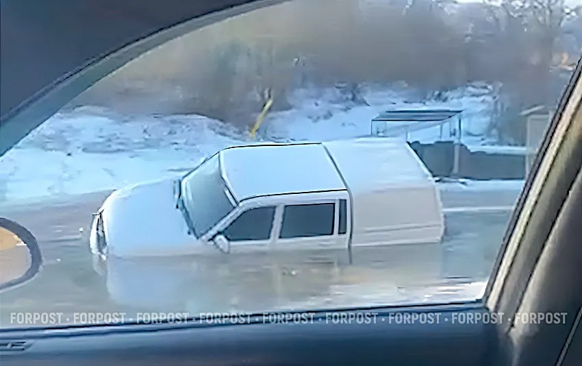 Четыре машины угодили в водную ловушку одного из сёл Севастополя 