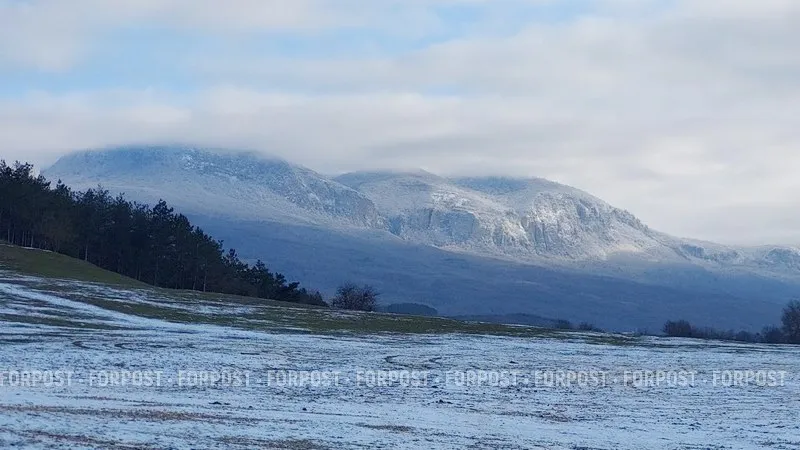 Закрытые дороги и снежные «барханы»: какой удар нанёс очередной шторм Крыму