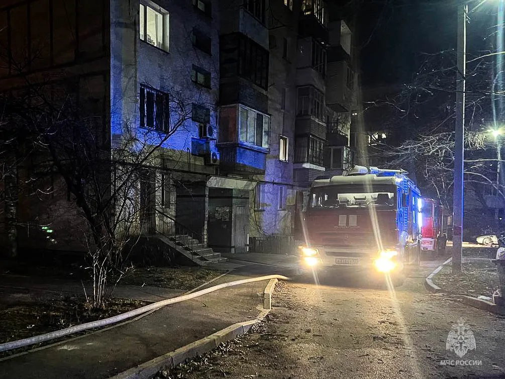 Пожар в Севастополе: 14 жильцов, включая шестерых детей, спасены