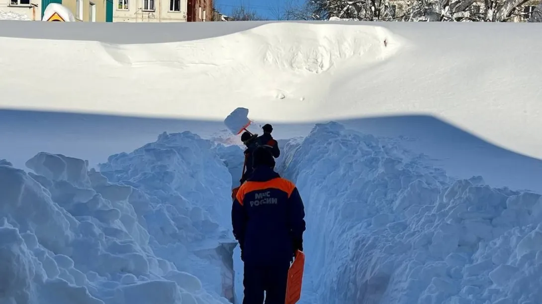На Камчатке сугроб «угнал» машину: губернатор просит изменить закон, чтобы вывезти снег
