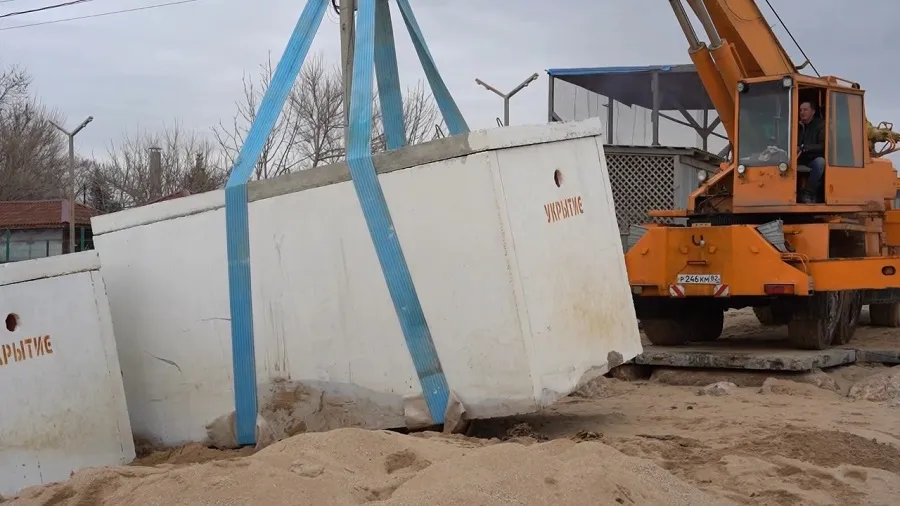 В Севастополе бетонные укрытия почти полностью зарылись в песок