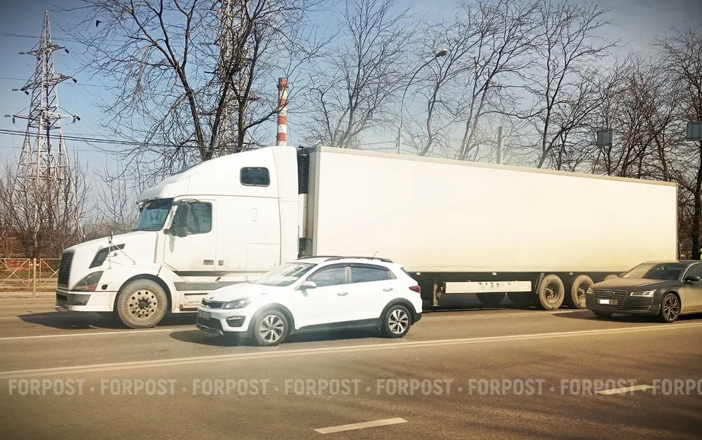 Фуры в «Паутине»: как защитить водителей от «слепых» рейсов