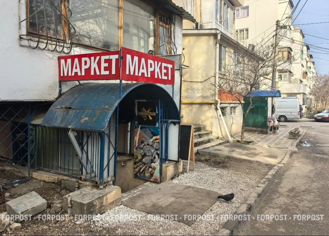 Неспокойный севастопольский дом победил торговцев снаружи, но получил новости из подвала 
