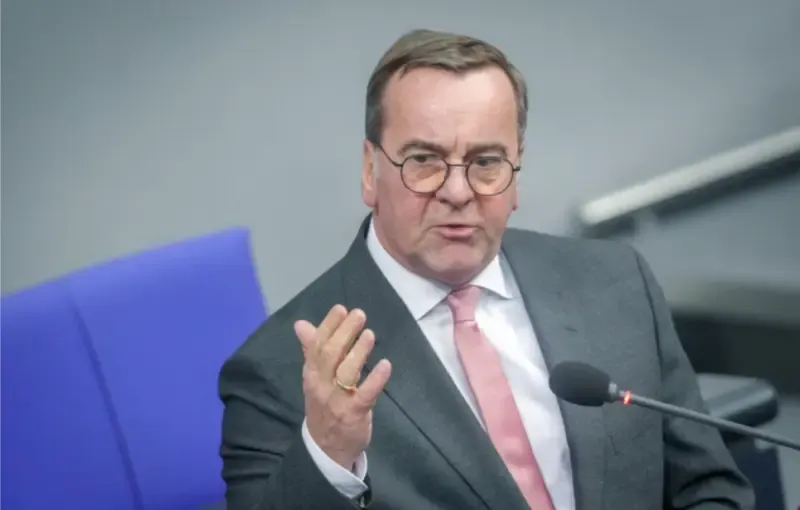 Министр обороны ФРГ ободрил немцев поговоркой о грустных частях тела и весёлых звуках