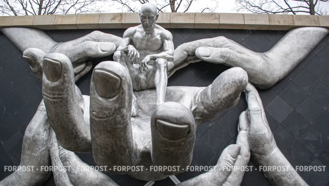 «Объятия человечества»: о чём новый арт-объект в парке Галицкого