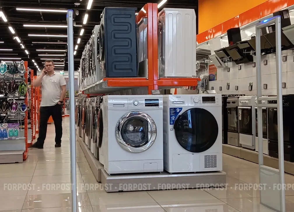 Почему техника в магазинах подешевела до 30% и что ожидают от цен дальше