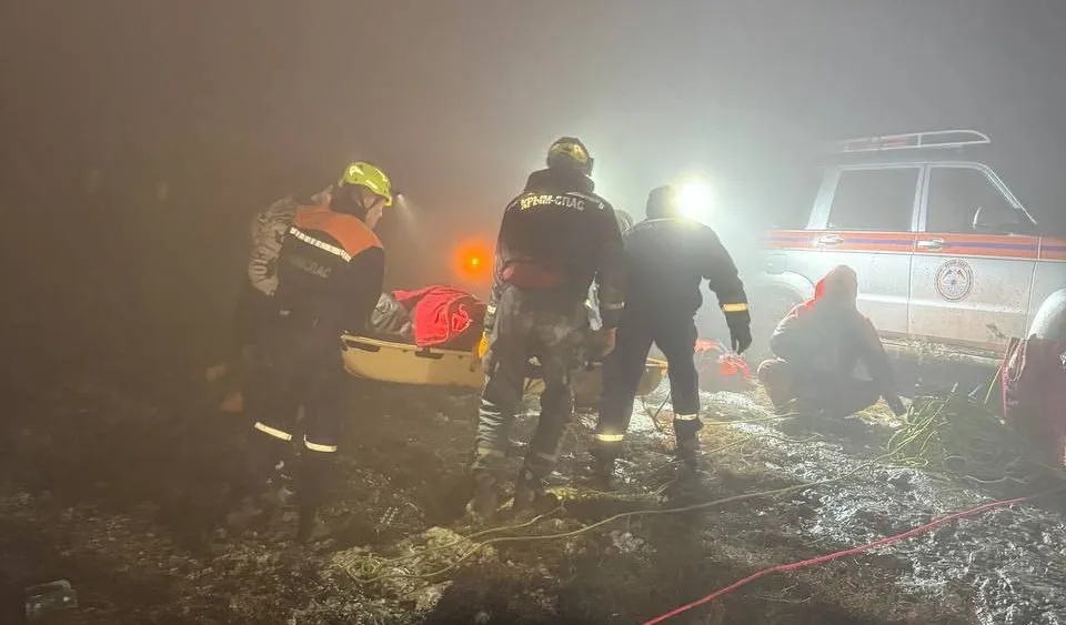 Автомобиль с людьми упал в обрыв со скал в горах Крыма 