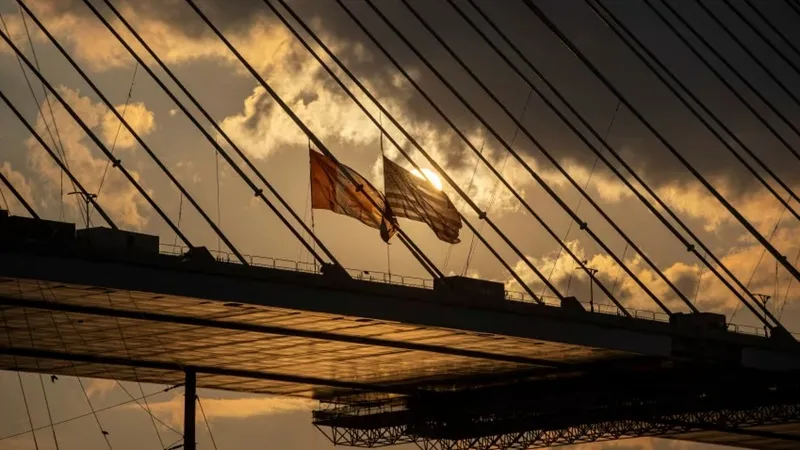 Трамп пригрозил сорвать открытие моста между США и Канадой, если та не заплатит