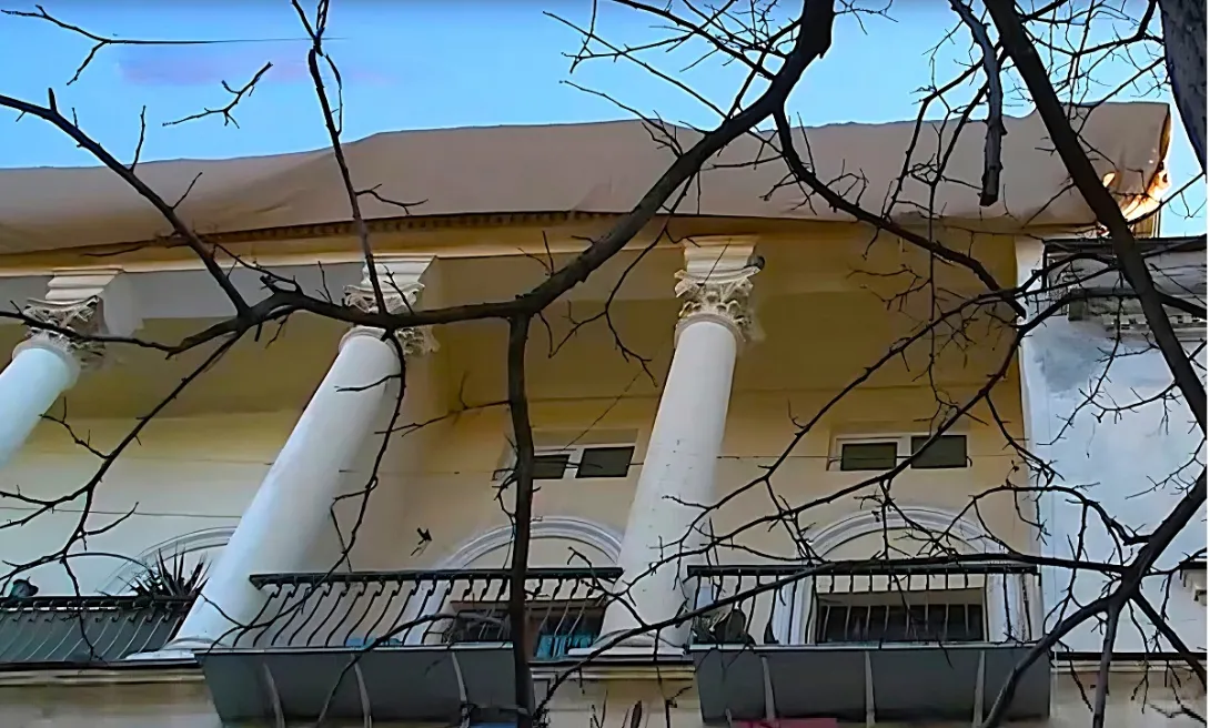 Старинные дома Севастополя грозят опасностью своим жильцам и пешеходам 