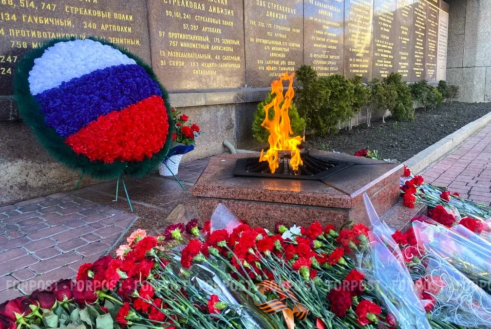 Вечный огонь как батарея: взрослый человек грел ноги у мемориала в Севастополе