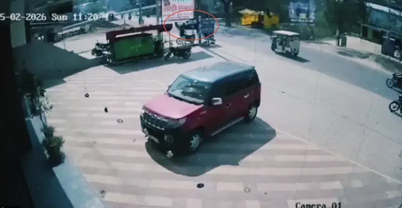 Лидер социалистов в Индии убит упавшим столбом во время дорожных работ