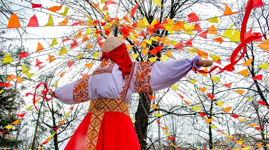 Устрицы и Румынский оркестр: как в Севастополе праздновали Масленицу более века назад