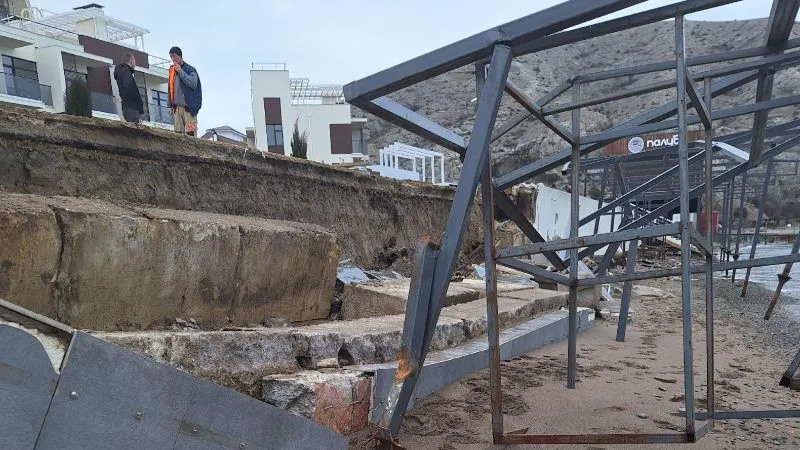 Шторм повредил ещё один участок набережной в Судаке