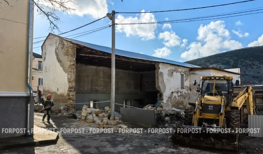 В Балаклаве рухнула стена кинотеатра «Родина»