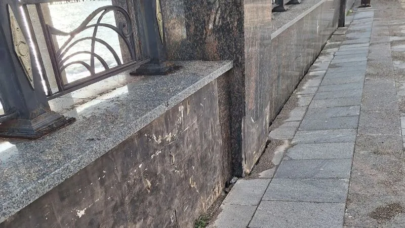 В Судаке треснул участок набережной возле крепости 