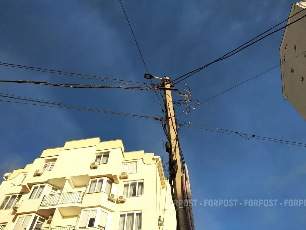 В Севастополе водитель «обнял» машиной столб