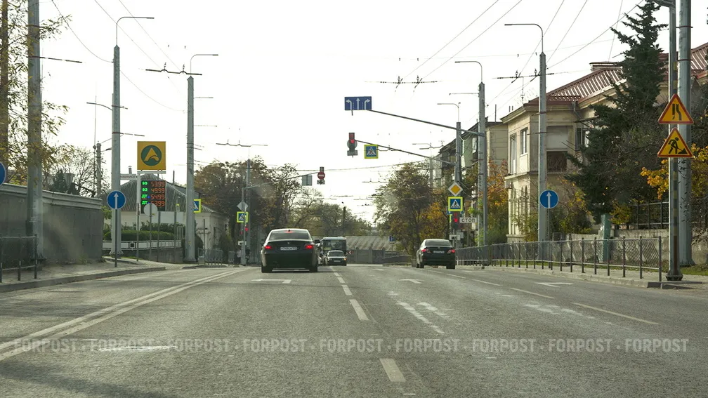 Военный «Урал» наехал на троллейбус в Севастополе