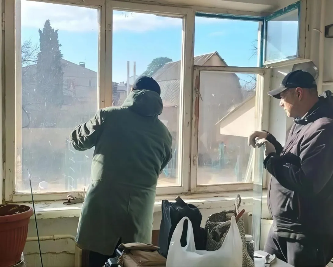 Жильцам двух домов на Маршала Крылова заменили окна после атаки ВСУ