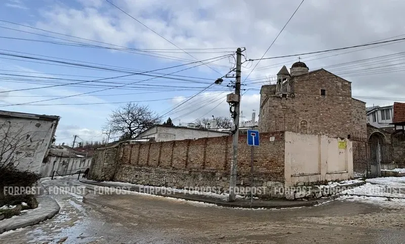 В Феодосии полностью обрушилась колокольня старинной церкви