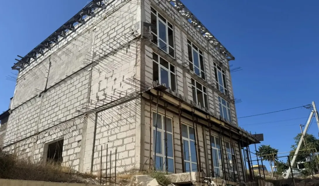 Житель Севастополя три года продавал квартиры в самовольно построенных домах