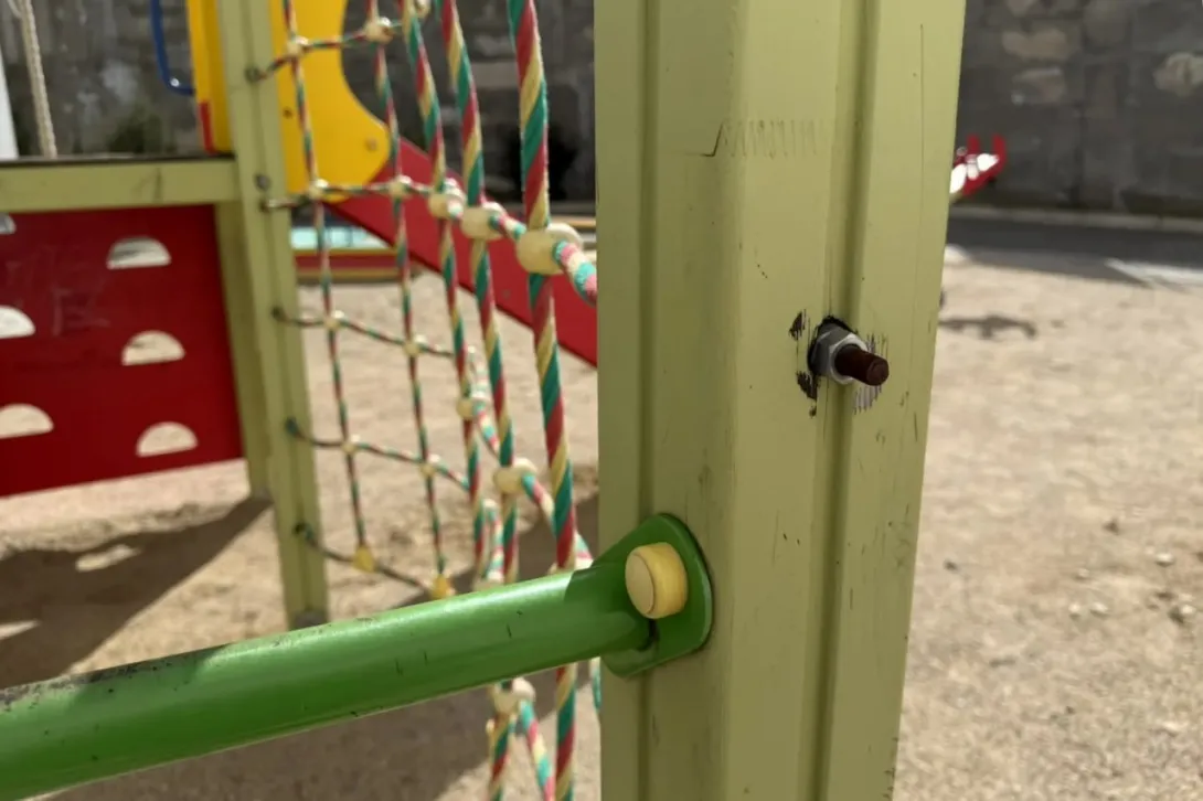 В Севастополе управляющие компании не торопятся приводить в порядок опасные детские площадки