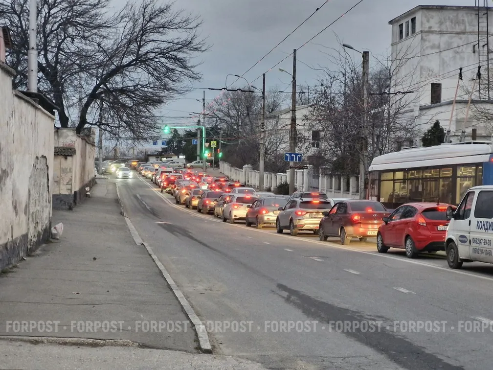 Севастопольцы в пробках продают машины и меняют жизнь