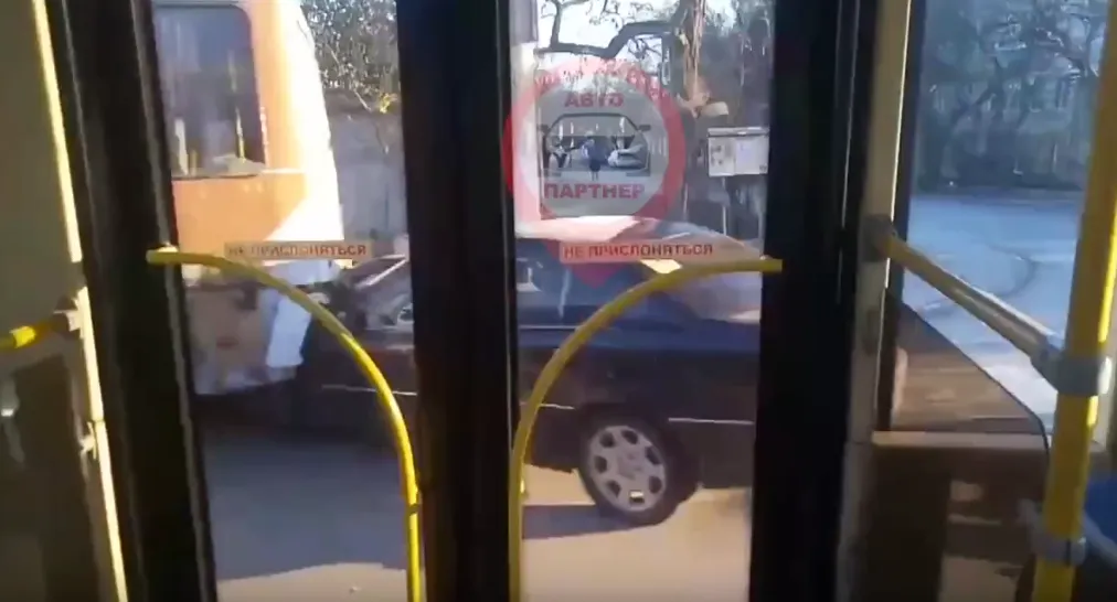В Севастополе Toyota отправила Mercedes в автобус