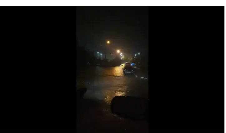 В Севастополе ночью плавали автомобили