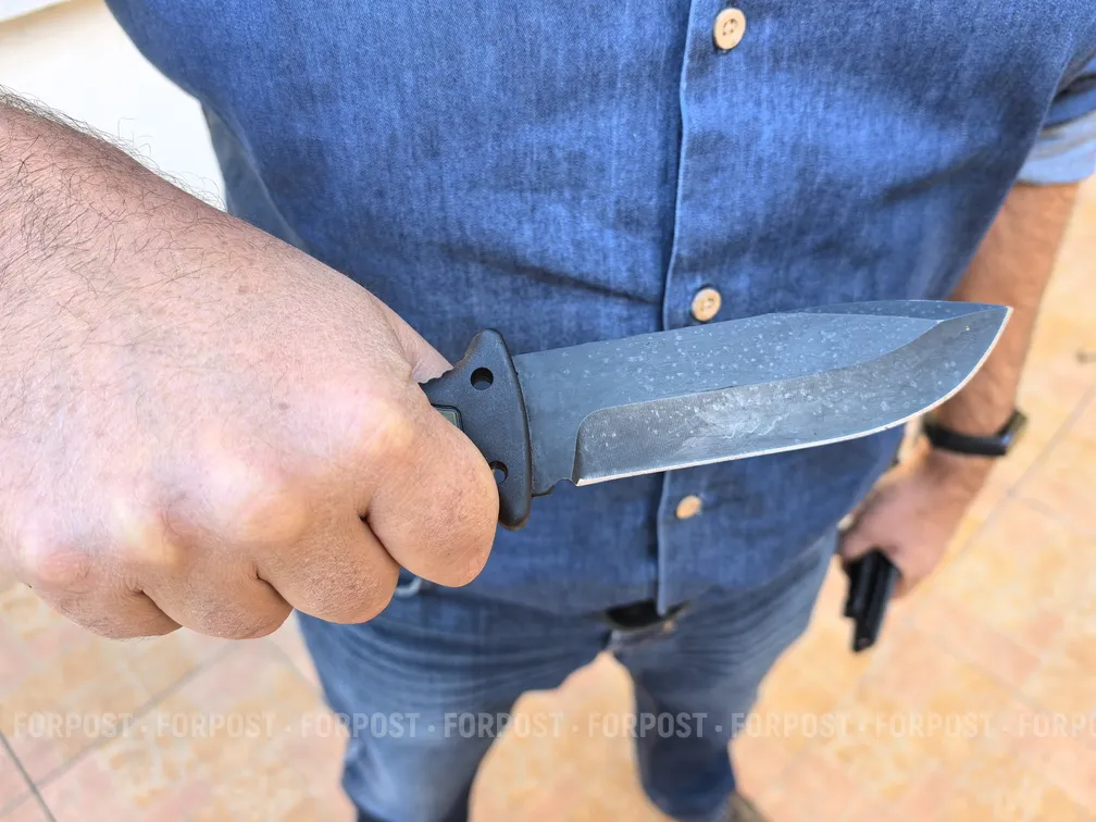 На троллейбусной остановке в Севастополе зарезали человека 