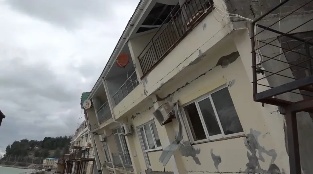 Сильный шторм разрушил нелегальные отели на берегу моря