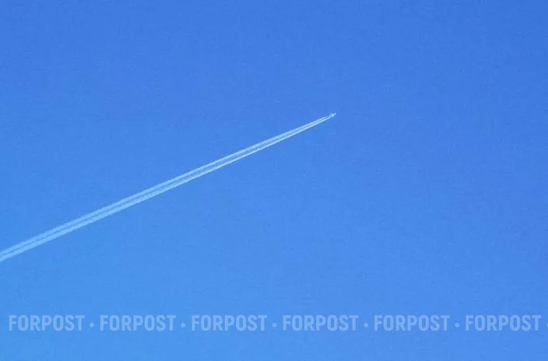 У пассажирского самолёта во время полёта отвалилась дверь