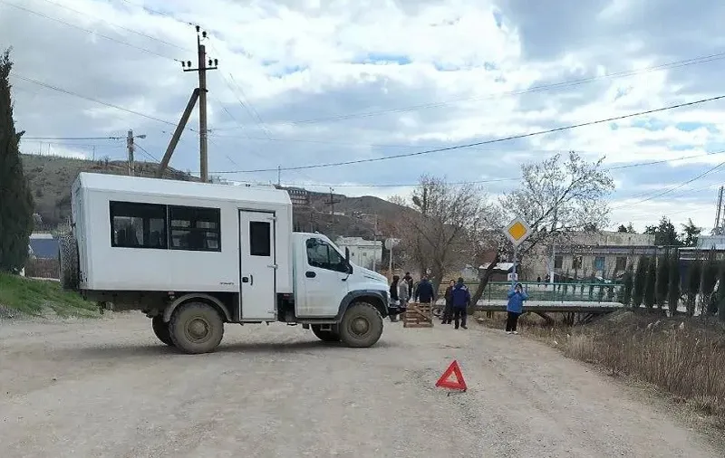 Двое крымских подростков на питбайке угодили под грузовой фургон