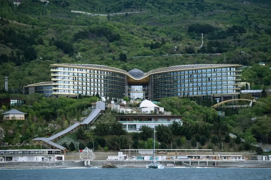 Медведев отметил премией крымский отель Сбербанка