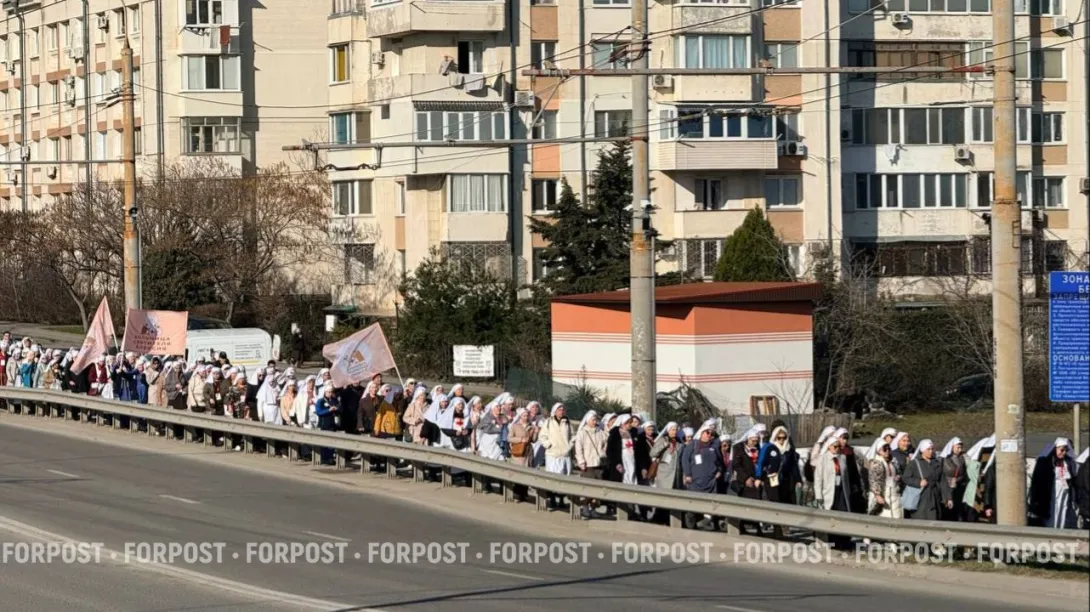 Первый крестный ход сестёр