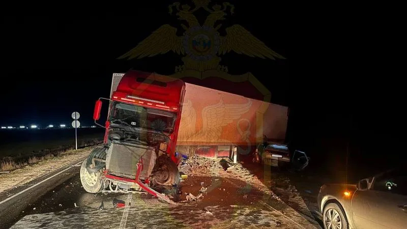 Неудачный манёвр фуры на востоке Крыма едва не обернулся трагедией 