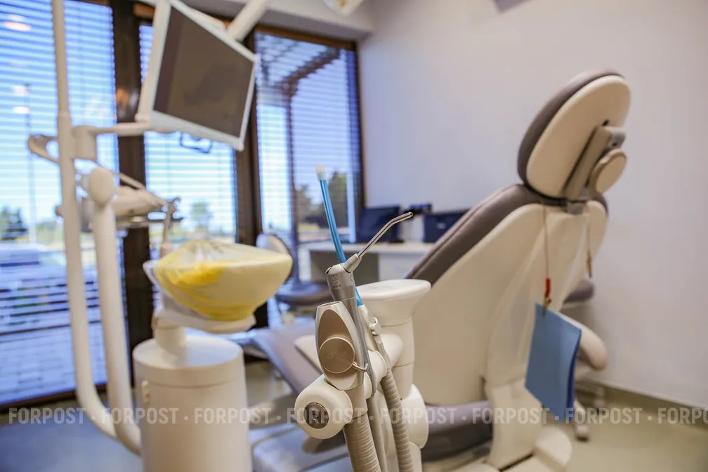 Стоматолог объяснил, почему «вечные» зубы могут не продержаться и пяти лет