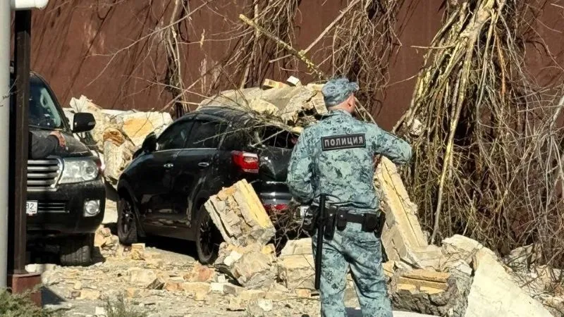 Забор у интерната в столице Крыма накрыл собой три машины 