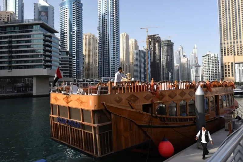 Сомнительная работа: как предлагают выживать застрявшим в Дубае туристкам