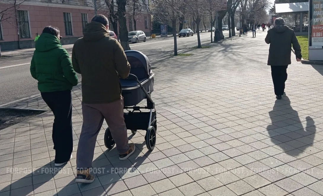 В Севастополе за год приняли в семьи 80 детей