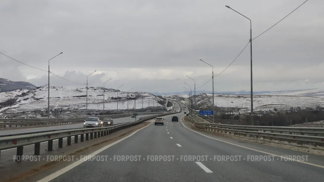 Снова в снег: трасса «Таврида» встретила водителей льдом
