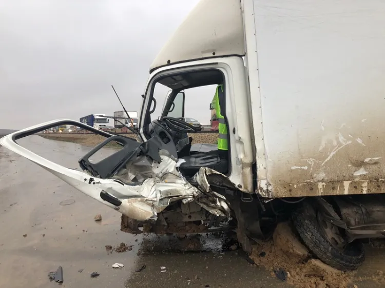 В ужасной аварии на Тавриде разорвало легковушку