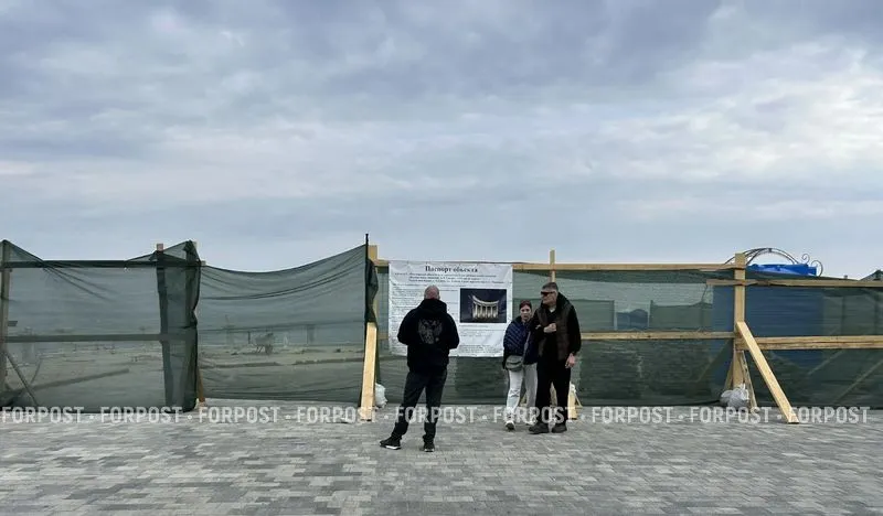 Архитектурный символ курорта на юге Крыма разобрали экскаватором