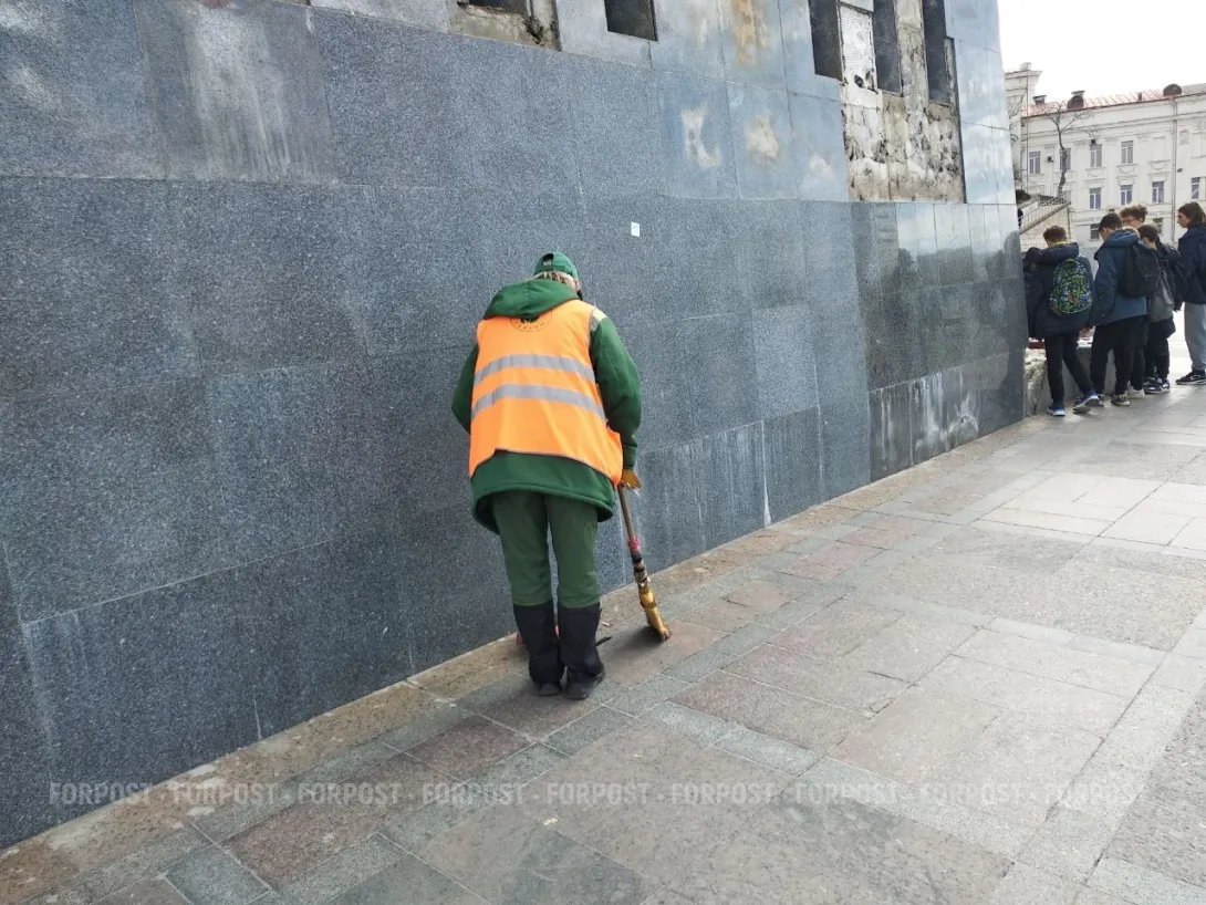 Глухонемым дворникам в Севастополе начали возвращать долги