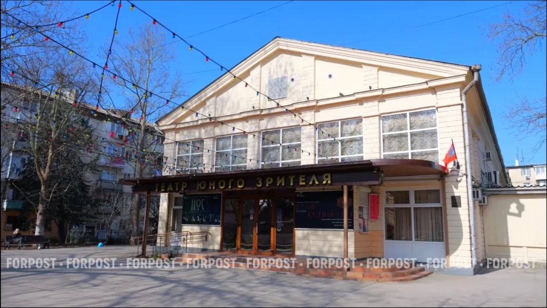 Пятёрки превращают в билеты: школьникам дают бесплатный вход в театр