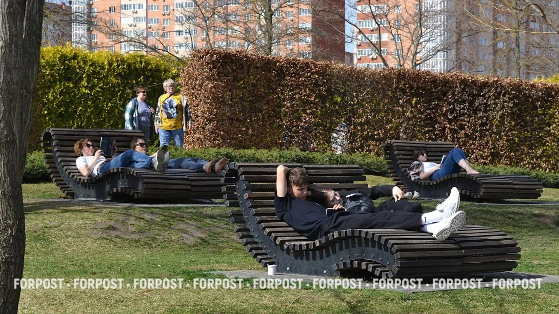 Лежать на диване без терзаний: что мешает нам отдыхать и не стыдиться