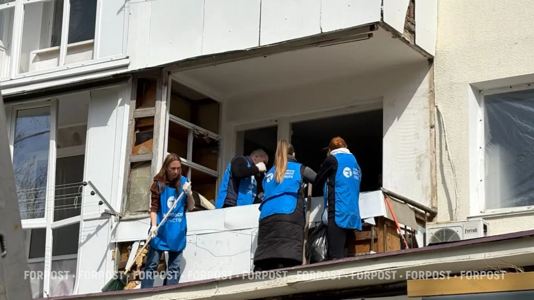 «Как альпинисты лазают»: на Корчагина жители и волонтёры вместе поднимают жизнь из руин