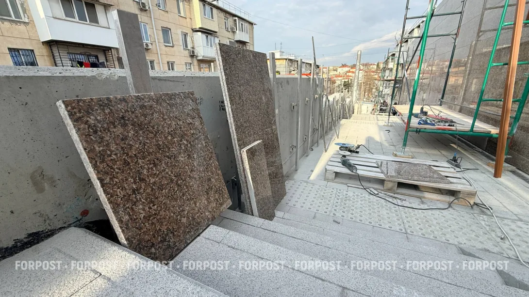 На восстановленные подпорные стены в центре Севастополя кладут гранит 