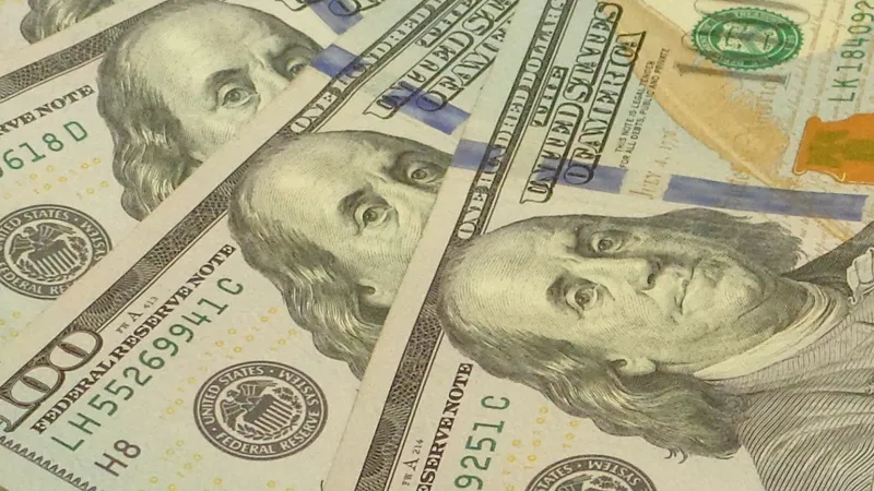 На Украину из-за конфликта с Венгрией перестали ввозить доллары и евро